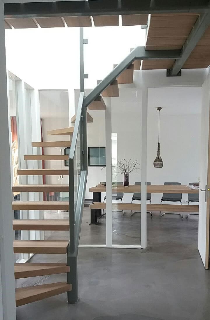 Moderne open kwartslagtrap met houten traptreden