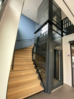 Trap in combinatie met een lift
