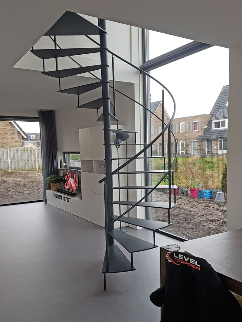 Spiltrap met minimalistische design voor een grote raam