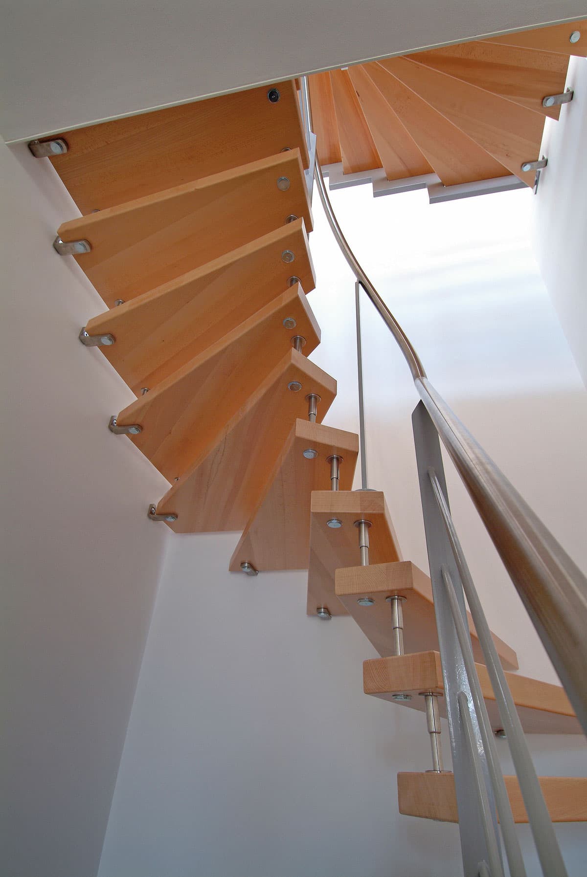 Vrijdragende trap met houten treden in ronde vorm