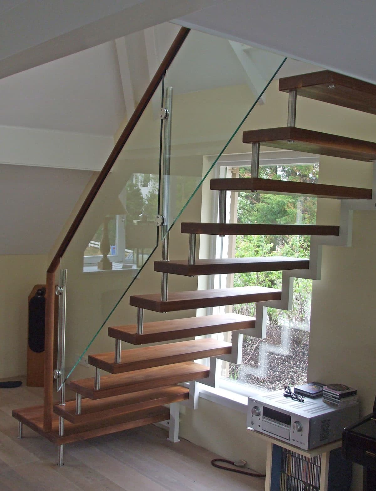 Vrijdragende trap met moderne balustrade