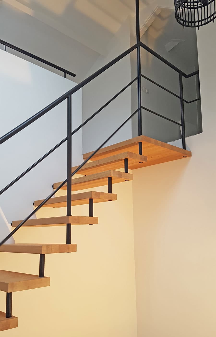 Luxe design vrijdragende trap met houten treden