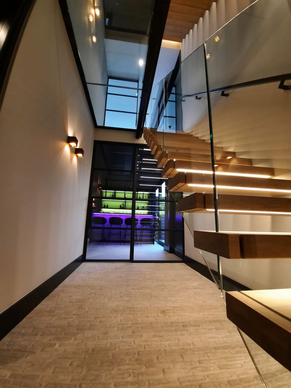Zwevende trap met luxe verlichting