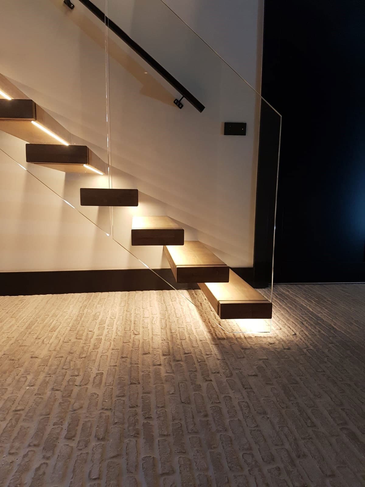 Zwevende trap met luxe ledverlichting