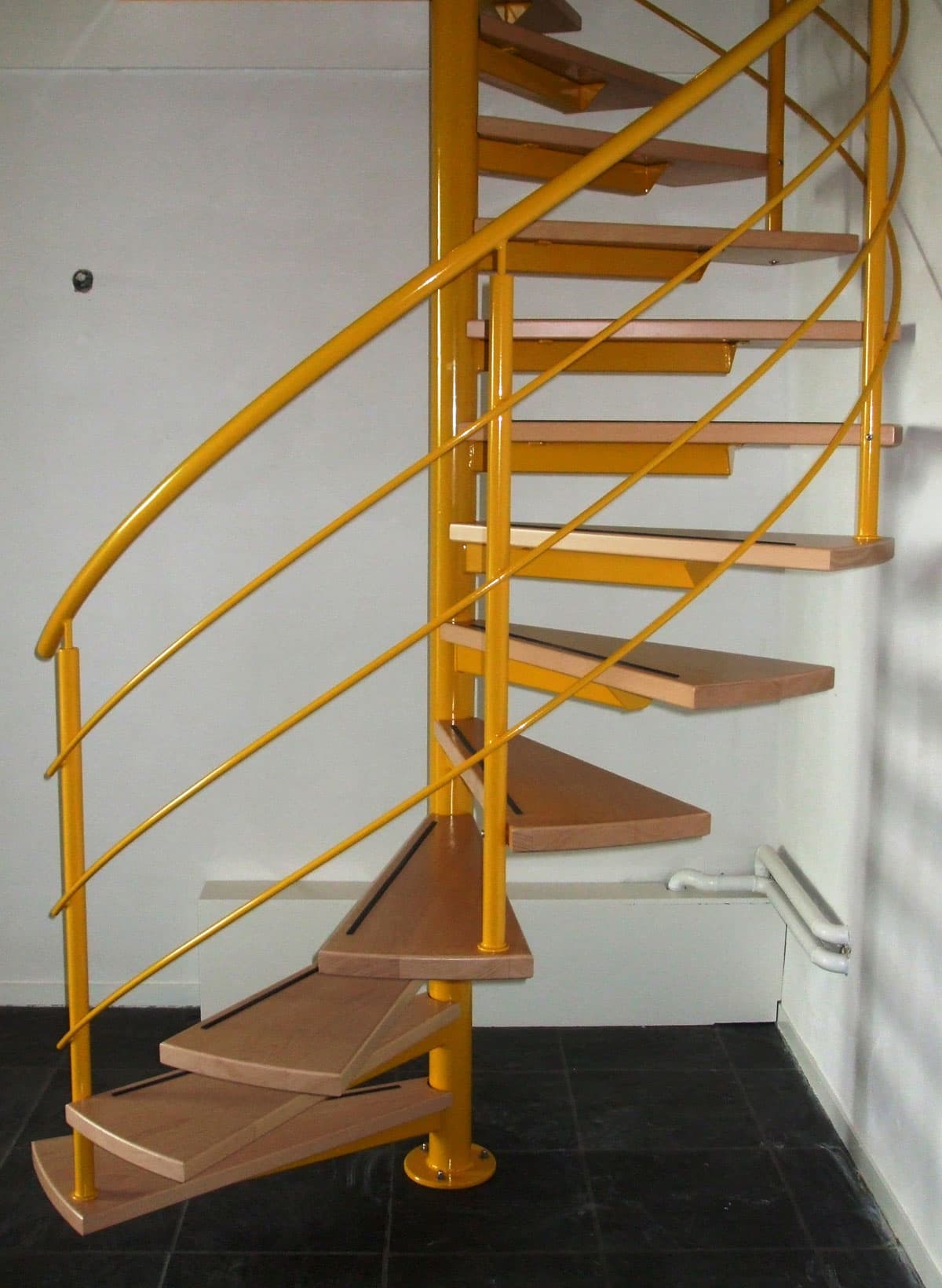 Gele spiltrap met houten traptreden