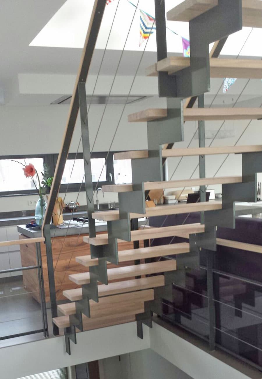 Muizeboomtrap grijze stalen frame en lichte houten trappen