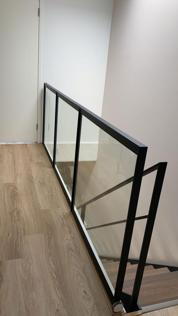 Verticale balustrade - Maatwerk van staal voor bij u in huis Verticale balustrade - Maatwerk van staal voor bij u in huis