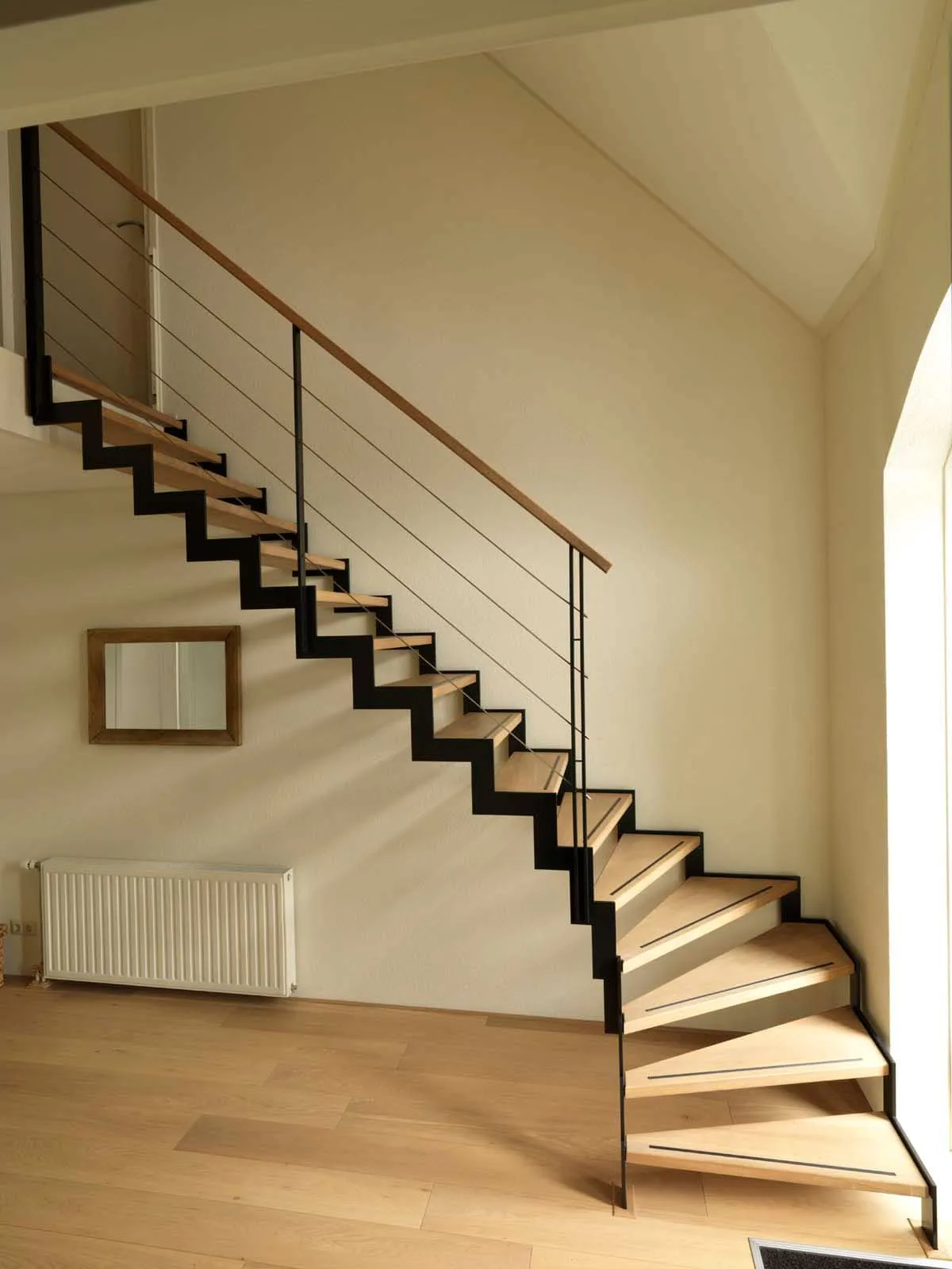 Gebogen trapleuning hout - Benelux Woodproducts Web